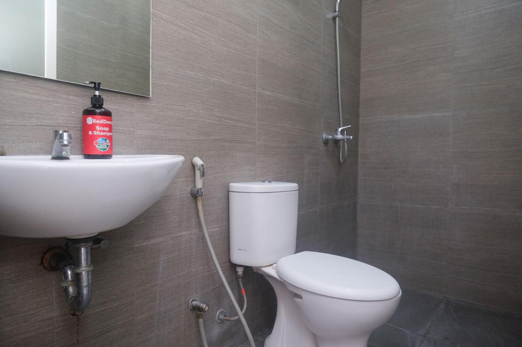 Reddoorz Syariah Near Simpang Lima Semarang Hotel Jomblang Ngoại thất bức ảnh