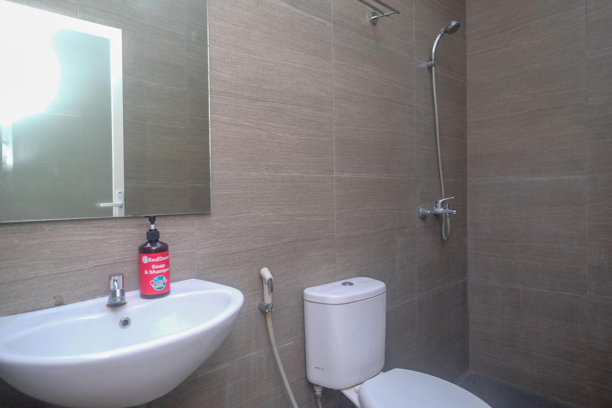 Reddoorz Syariah Near Simpang Lima Semarang Hotel Jomblang Ngoại thất bức ảnh