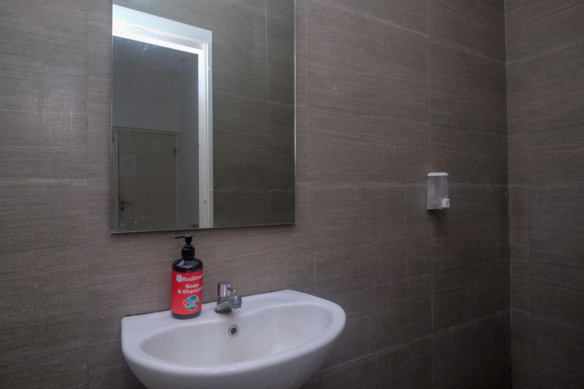 Reddoorz Syariah Near Simpang Lima Semarang Hotel Jomblang Ngoại thất bức ảnh